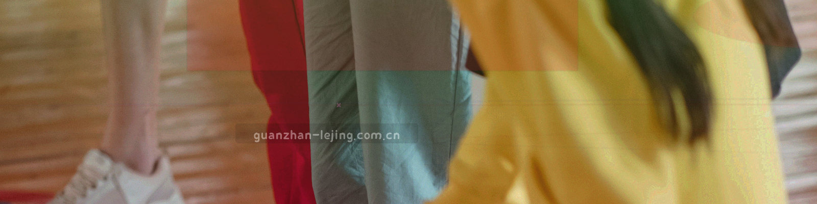 抽象天平衡量实时比分与历史数据之间的关系，体现责任边界与信息透明